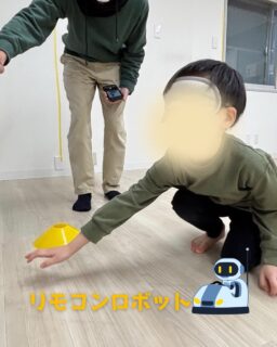 🤖 リモコンロボット 🤖
こんにちは!よりみちです🦉
今日はみんなでリモコンロボットゲームをしました!
まず、ペアになって
リモコン役とロボット役に分かれます!
ロボット役は目隠しをし、
リモコン役の声を頼りに
カラーコーンを目指しタッチしたらクリア✨
やさしい声かけがたくさん聞こえ、
楽しそうに取り組む姿が見られました☺️
協力する楽しさを感じられる時間になりました🌱
#札幌市放課後等デイサービス
#札幌市児童発達支援
#放課後等デイサービス
#児童発達支援
#療育